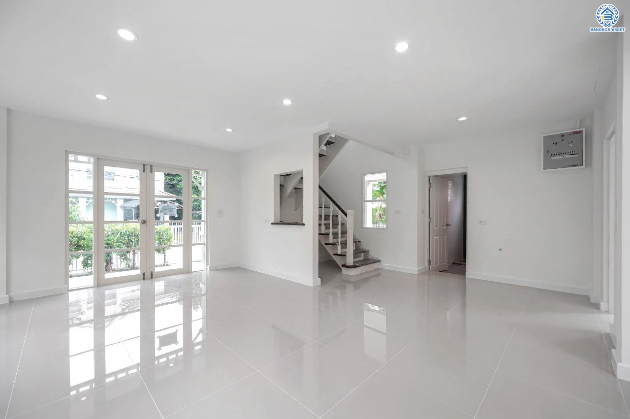 บ้านมือสองตกแต่งใหม่ โครงการ ชัยพฤกษ์ ติวานนท์-ราชพฤกษ์1 เนื้อที่ 56.20 ตร.ว. ฟังก์ชัน 3 ห้องนอน 2 ห้องน้ำ จอดรถได้ 1 คัน สภาพแวดล้อมดี บนทำเลศักยภาพ หน้าโครงการติดถนนใหญ่ เชื่อมต่อถนนราชพฤกษ์ ใกล้จุดขึ้นทางด่วน "ศรีสมาน" ใกล้ห้าง "เซ็นทรัลเวสเกต" และ "โรบินสันศรีสมาน"...